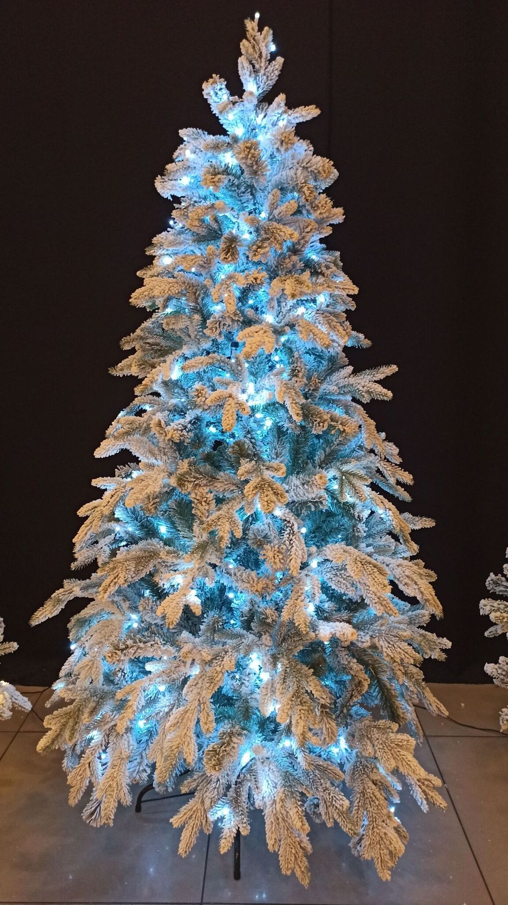 Заснеженная ель с гирляндой «Россо» холодный свет (Литая+пвх) от 1.2 до 2.4 м