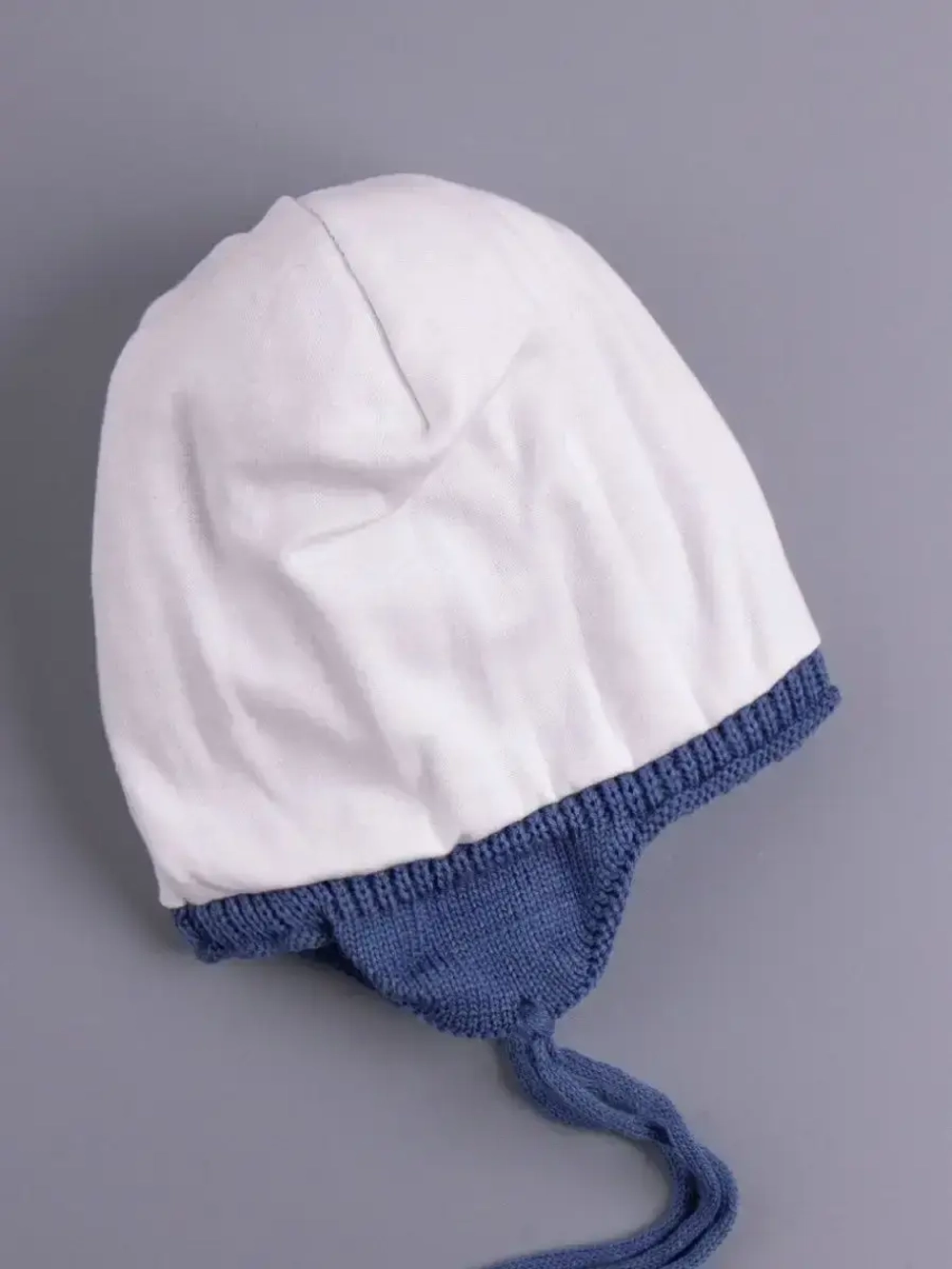 Шапка для мальчика вязаная демисезонная с завязками