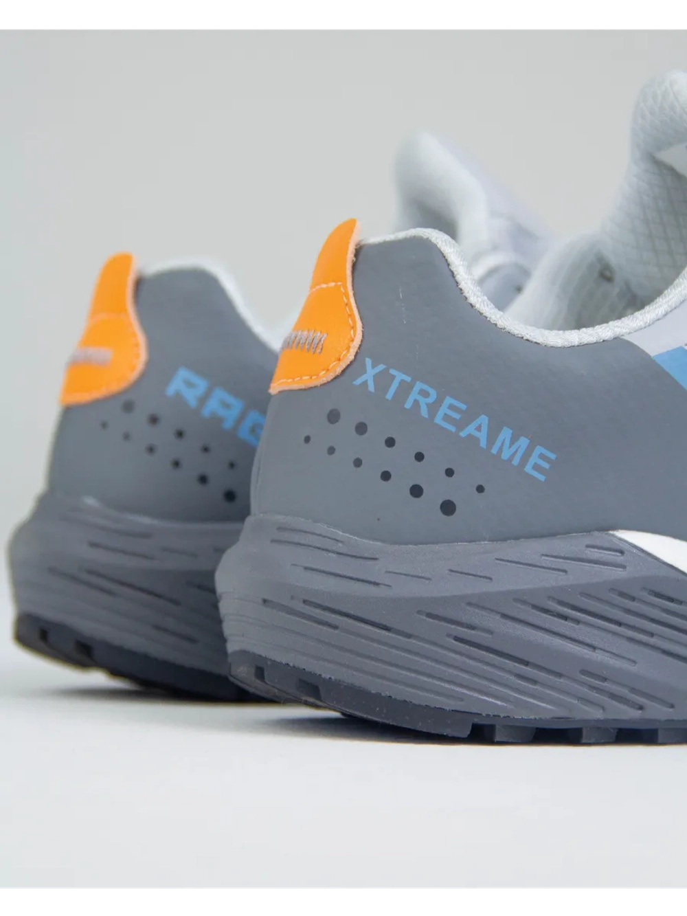 Облегченные беговые кроссовки