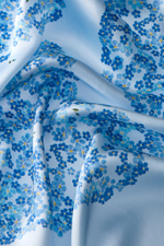 ПЛАТОК ИЗ ГОЛУБОГО ШЕЛКА С АВТОРСКИМ ПРИНТОМ 90*90