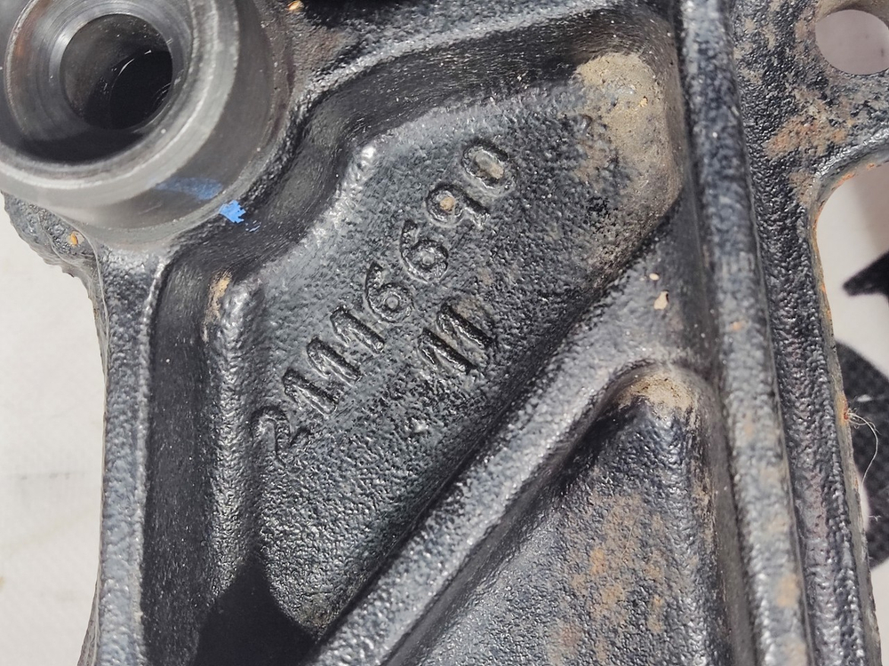 Кронштейн буксировочный правый