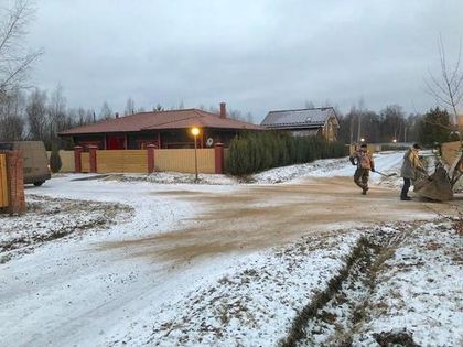 Эксплуатирующая компания «Романовского Парка» провела антигололедную обработку дорог