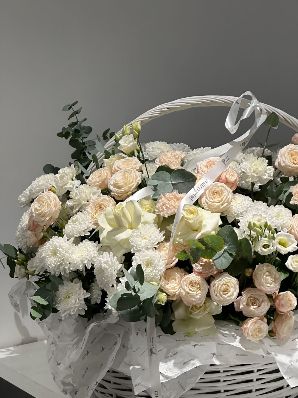Гранд корзина из кустовых пионовидных роз, хризантемы, эвкалипта и лизиантуса