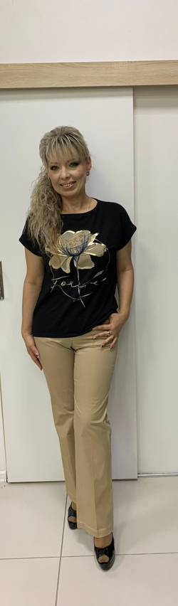 Черный блузон с бежево-золотым принтом в виде цветка