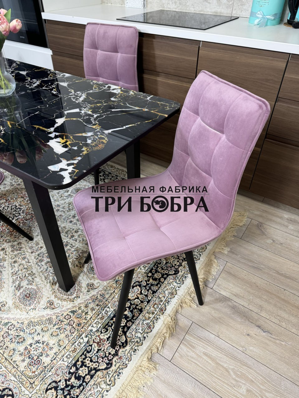 Стеклянный раздвижной стол "Черный мрамор" и стулья "ГУЧИ" пыльная роза