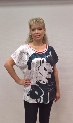 Комбинированный блузон с мультяшными мордашками котиков