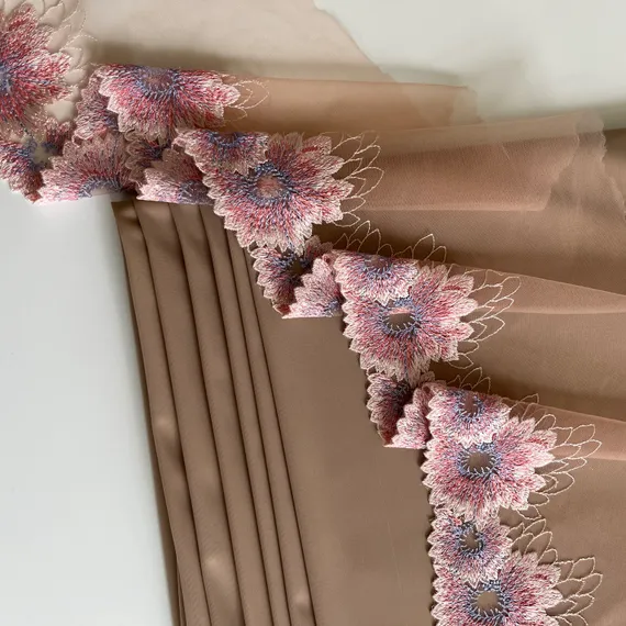 Вышивка на сетке персик/цветы (левая) 18 см