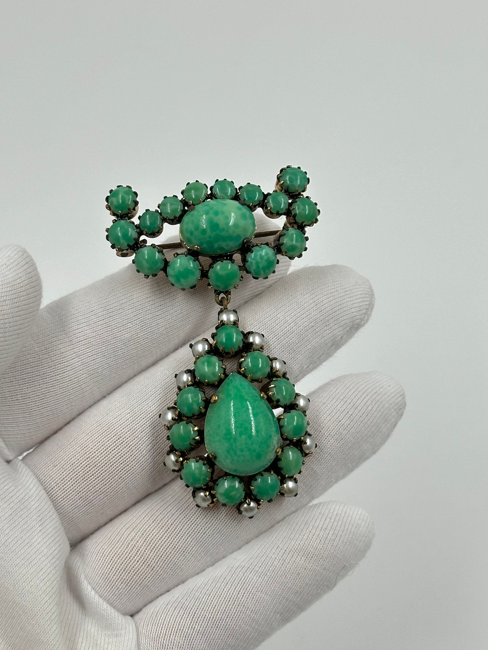 Брошь с зелёными вставками