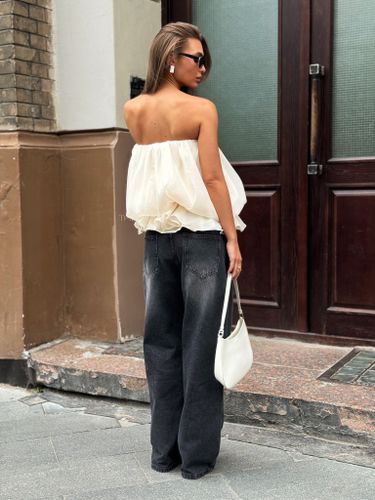 Объемный бежевый топ из шифона с брошью