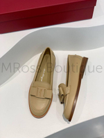 Женские лоферы Salvatore Ferragamo бежевые с бантом