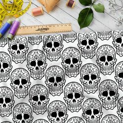 Ткань мембрана резные сахарные черепа на белом фоне