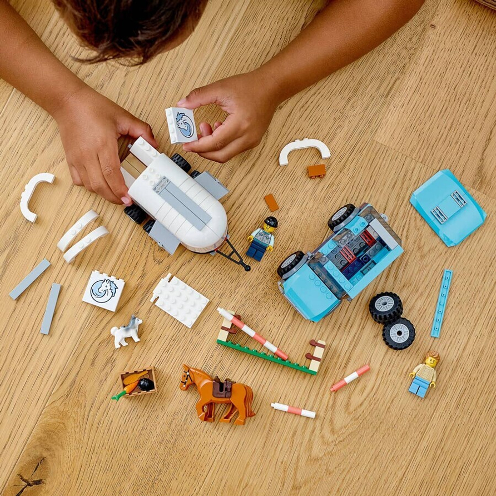 Конструктор LEGO City 60327 Конный транспортер