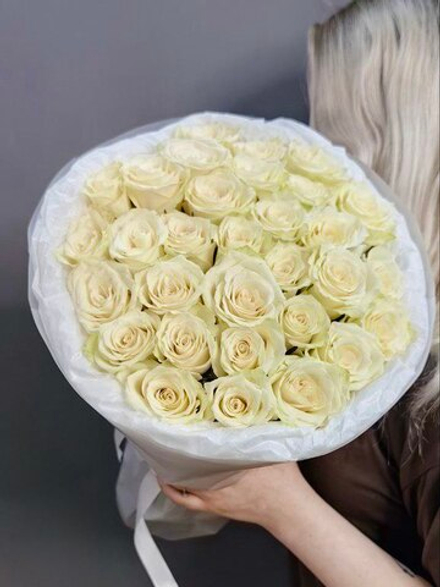 Букет из 31 белой розы сорта "Athena" (Кения 40 см)