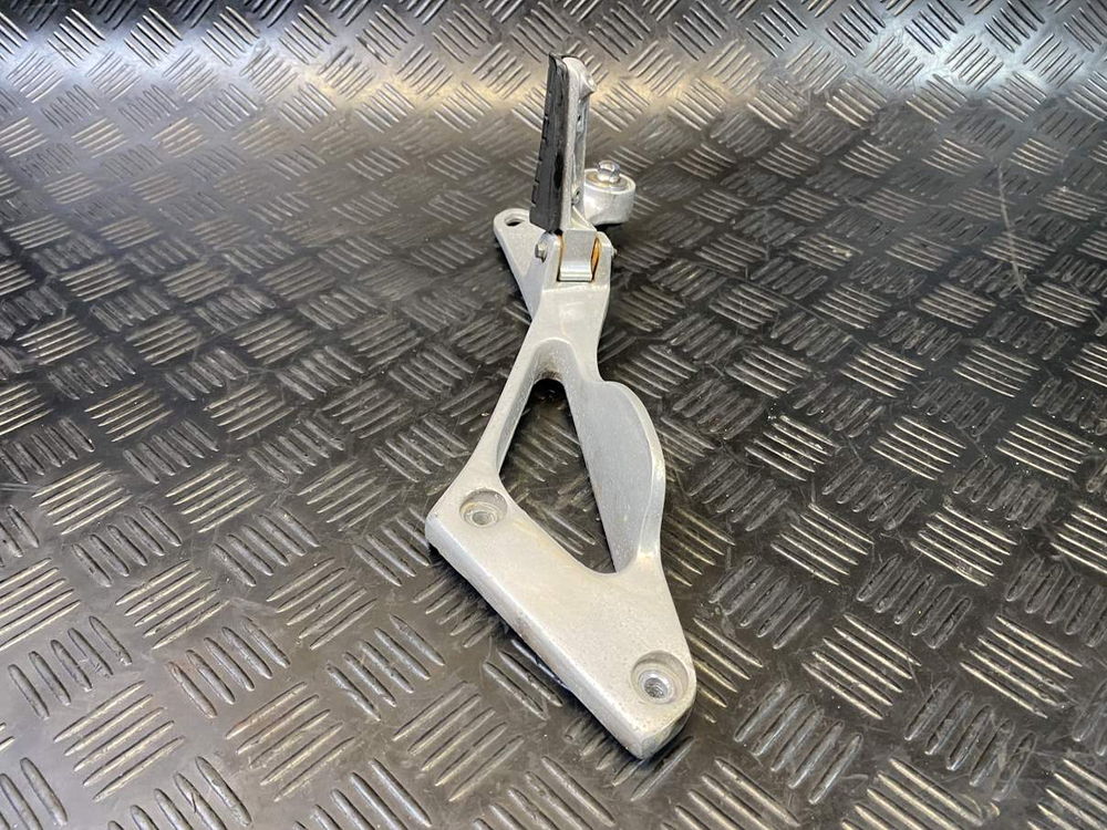 Подножка пассажирская левая Yamaha TDM850 RN03J (с кронштейном) 054006