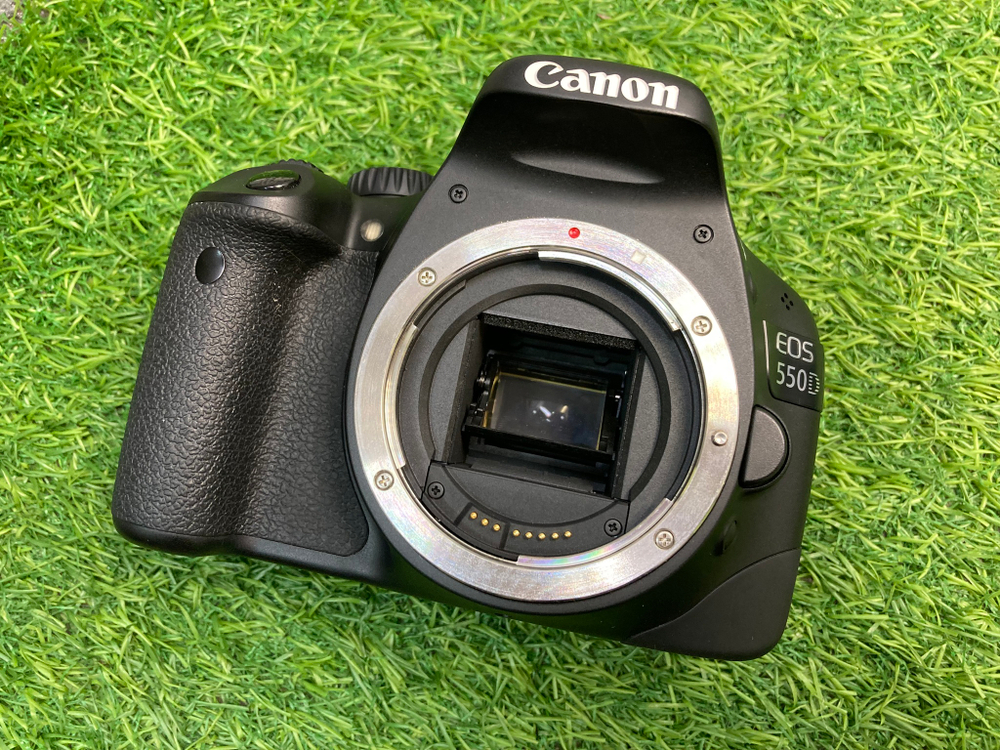 Canon 550D kit 18-55mm 3.5-5.6 IS II 15.100 кадров