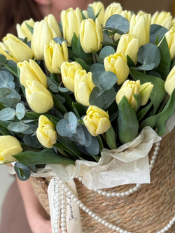 Нежные кремовые тюльпаны и эвкалипт в элегантной корзине от Флора Маркет