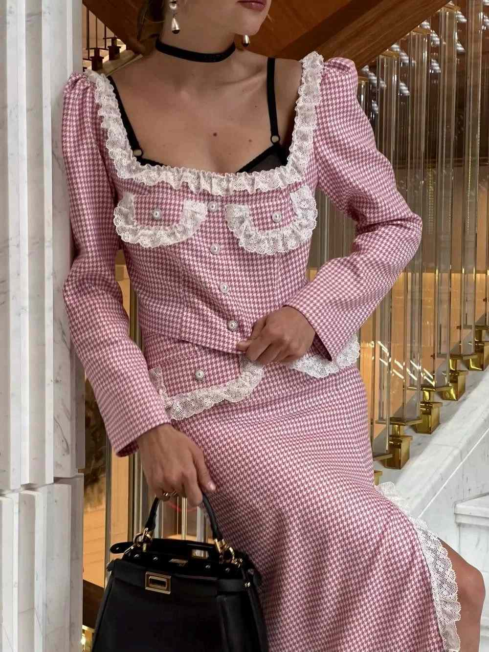 Укороченный жакет с вырезом "каре"