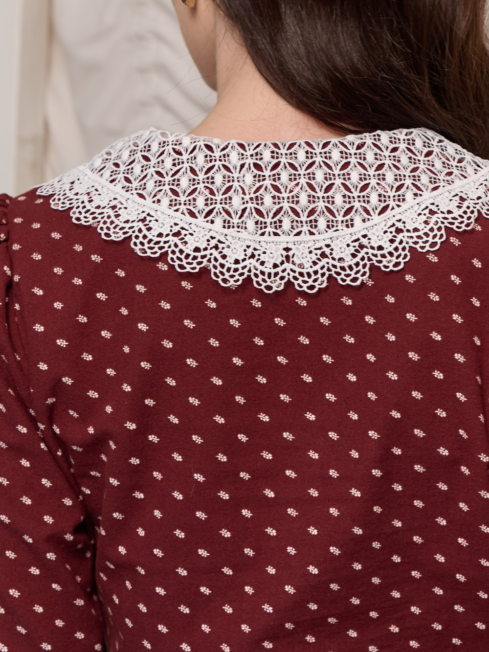 Платье с кружевным воротником