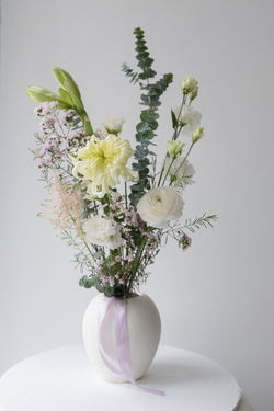 заказать букет в нежной гамме в подарок маме