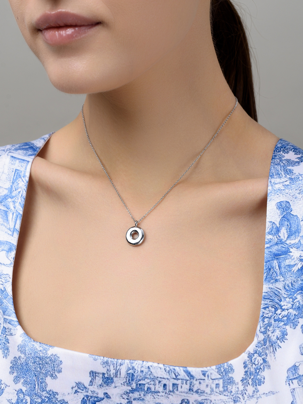 Колье с буквой О