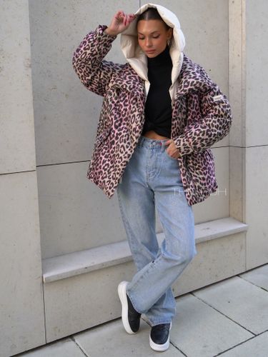 Жаккардовый розовый пуховик с леопардовым принтом