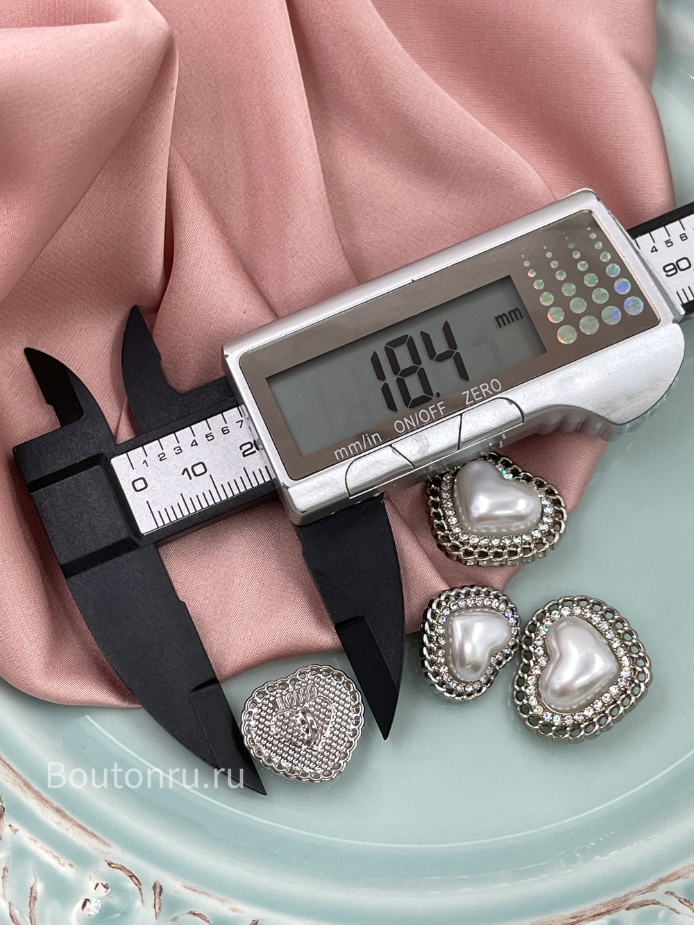 Пуговицы в форме сердца с жемчугом и стразами