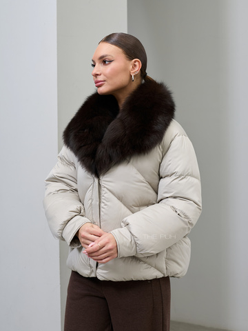 Короткий светло-бежевый пуховик с меховым воротником