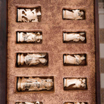 Шахматный стол с комплектом шахмат из слоновой кости