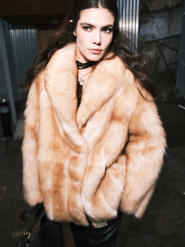 Короткая шуба из овчины и шалевым воротником