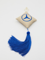 Ромб объемный на присоске MERCEDES (экокожа, бежевый, синяя вышивка, кисть)