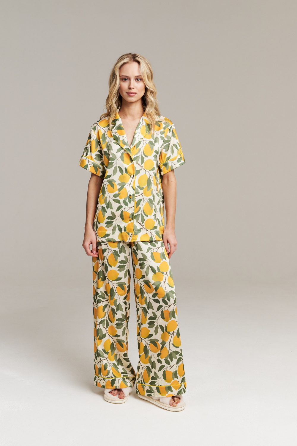 Шелковая блуза с кантом и лимонами