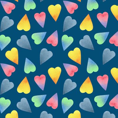 Разноцветные акварельные сердечки на синем фоне
