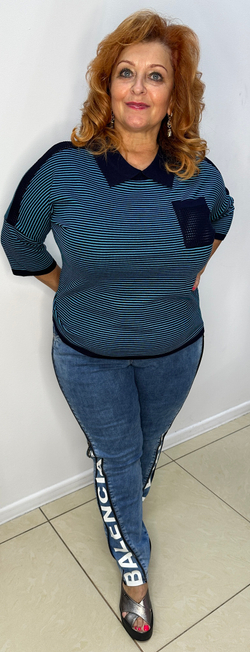 Синие джинсы c молниями и белой надписью