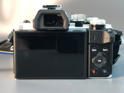 Olympus OM-D E-M10 II kit 14-42EZmm f/3.5-5.6, 130000 кадров пробега