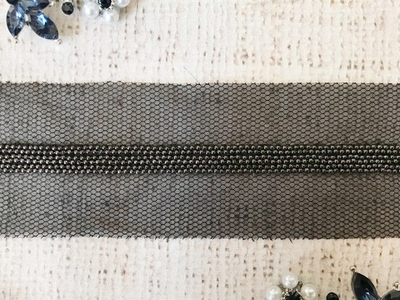 Тесьма с бусинами на сетке, ш. 4 см.