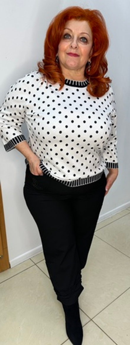 Белый джемпер в горошек