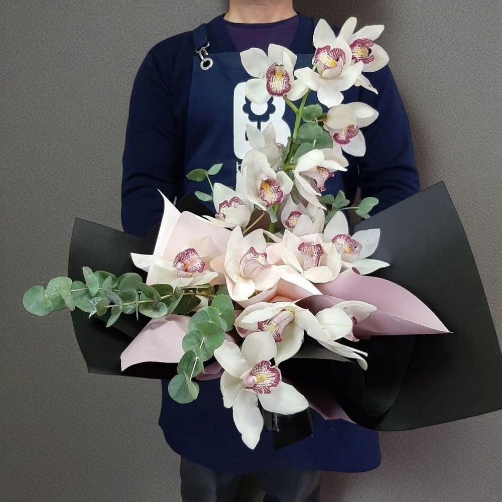 Букет из орхидей и эвкалипта «Секрет гейши сноучерри»