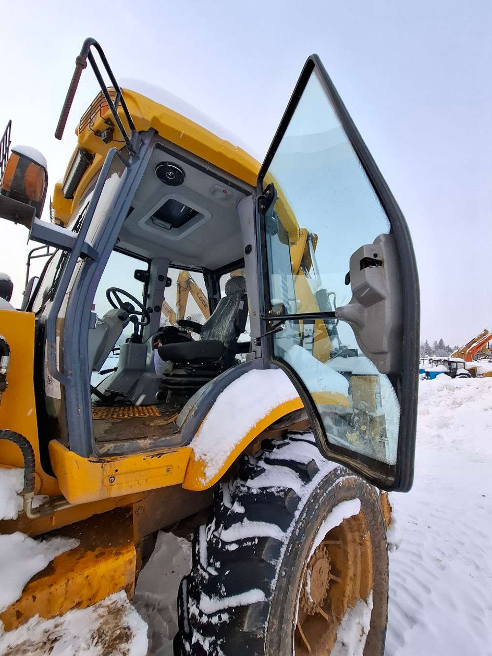 Bull 4SX Экскаватор-погрузчик 4SX-PLUS (Дизельный, 4,6 л, 122 л.с., АТ)