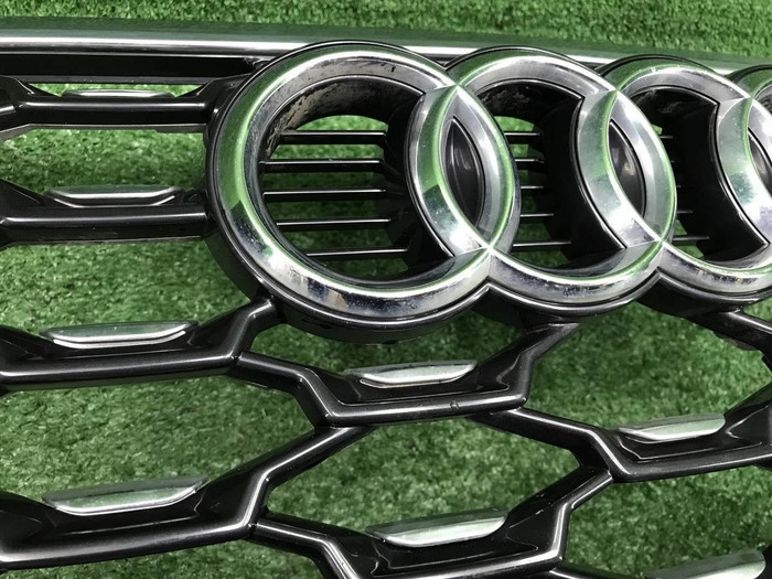 Решетка радиатора Audi Q3 2 (2018-н.в.) S-line