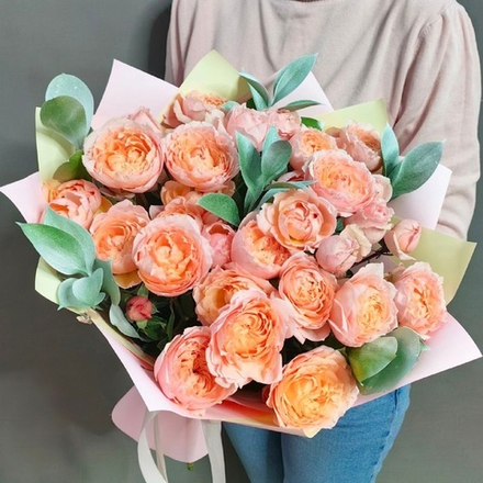 Букет с 9 кустовыми пионовидными розами "Juliette" с белыми веточками рускуса