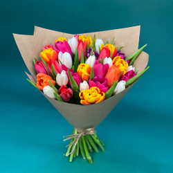 букет 35 тюльпанов яркий микс купить в москве