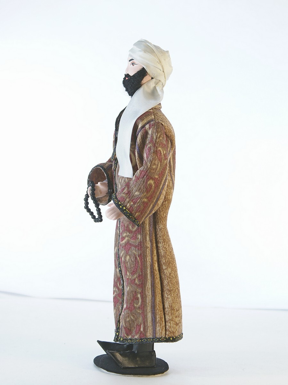 Кукла фарфоровая Узбек в традиционном костюме