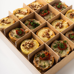 Бокс кишей с цыпленком и горгонзолой