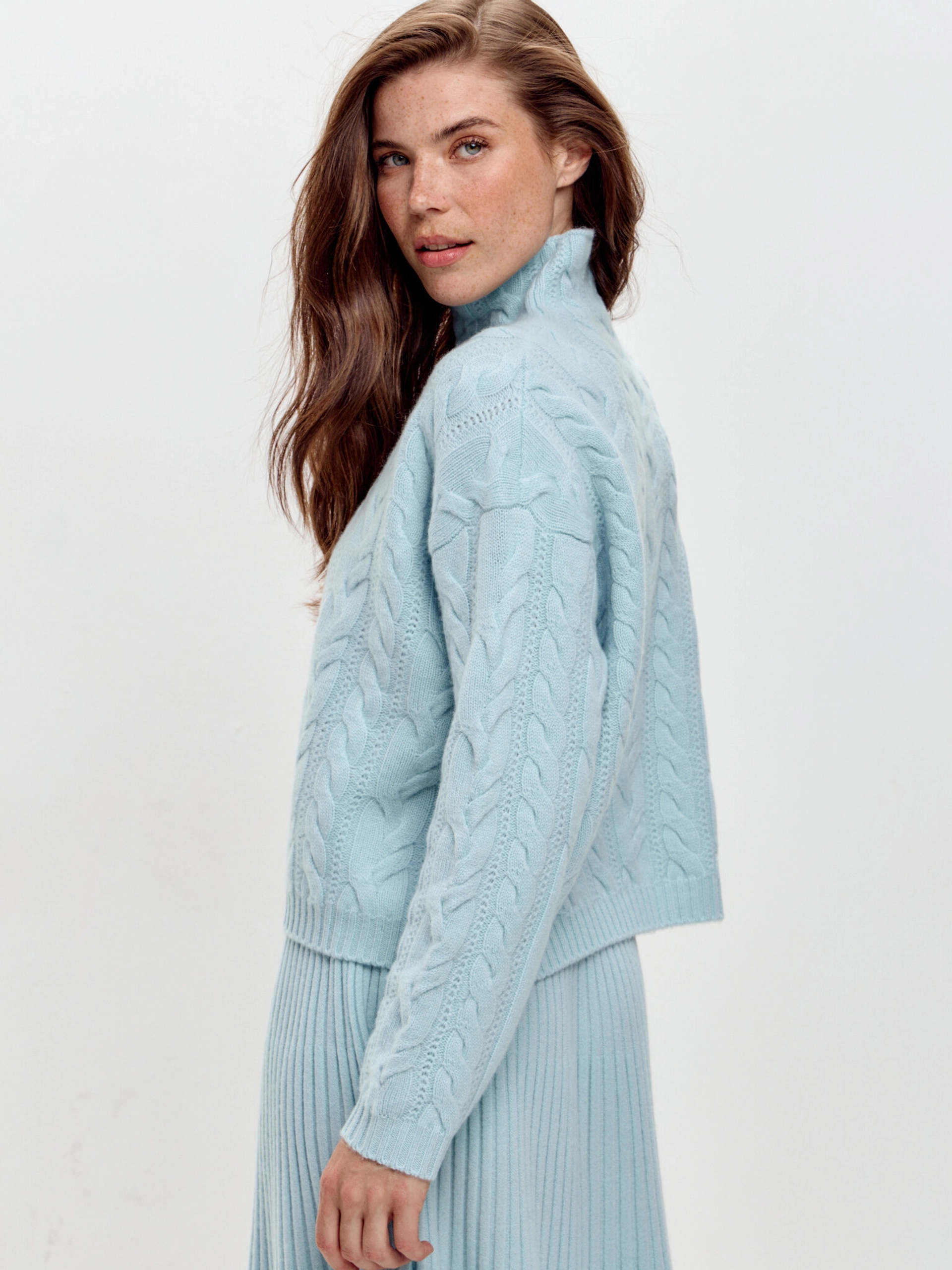 Кашемировый свитер с косами