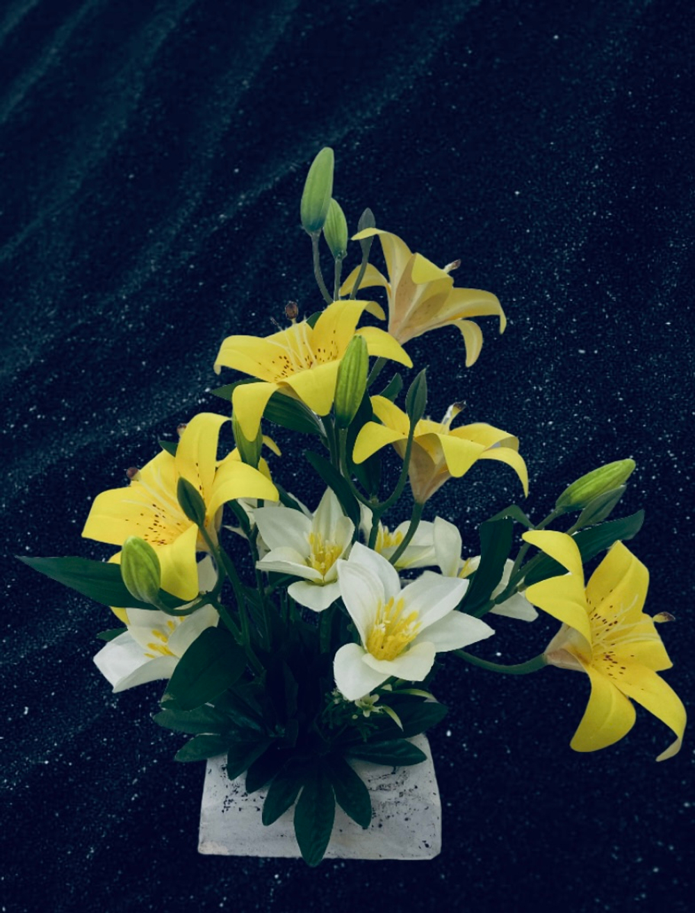 букет лилий на постаменте из искусственного камня