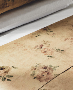 Zara Home - Атласная простыня с цветочным рисунком, охра, 240x280 см