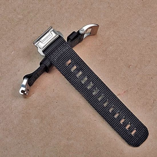 Ремешок тактический Tactix 22 мм. для Garmin Fenix 7 / 6 / 5, Forerunner 935 / 945 / 955, instinct, instinct 2, Epix Gen 2 нейлоновый быстросъемный на застежке (Черный/серебряный)
