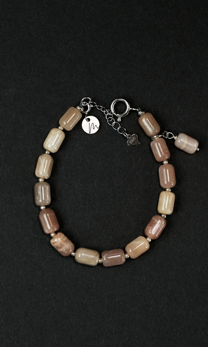 Браслет "Memo about Mindfulness" из цилиндрического солнечного камня с с серебряными бусинами