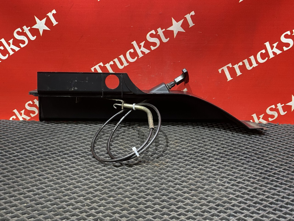 Накладка ручки бардачка правая 2018г