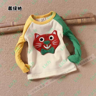 Лонгслив с разноцветными рукавами и аппликацией кошки